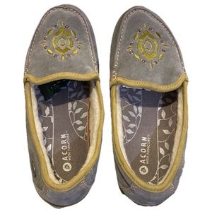 Acorn w/ Firmcore Silvery Gray Suede Moccasins  Embroidered Top Sz 8 Rubber Sole